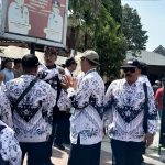 Gelar Aksi Solidaritas, Seribu Lebih Guru Long March Tolak Mutasi Kepala SMKN 1 Ponorogo